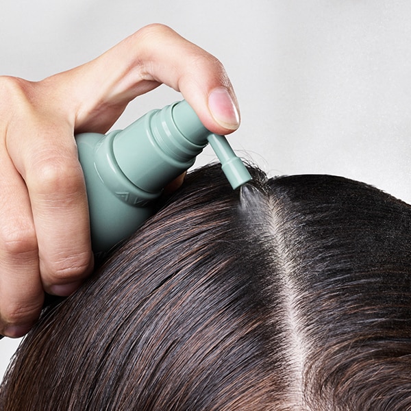 La brume protectrice rafraîchissante scalp solutions rafraîchit et protège le cuir chevelu toute la journée.
