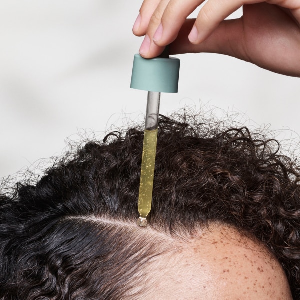 el sérum renovador de noche scalp solutions combate los signos del envejecimiento prematuro del cuero cabelludo mientras duermes.