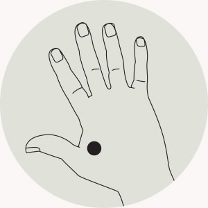 Stap 2: Druk zachtjes op het drukpunt tussen je wijsvinger en duim om het gevoel van algemeen welzijn te bevorderen.