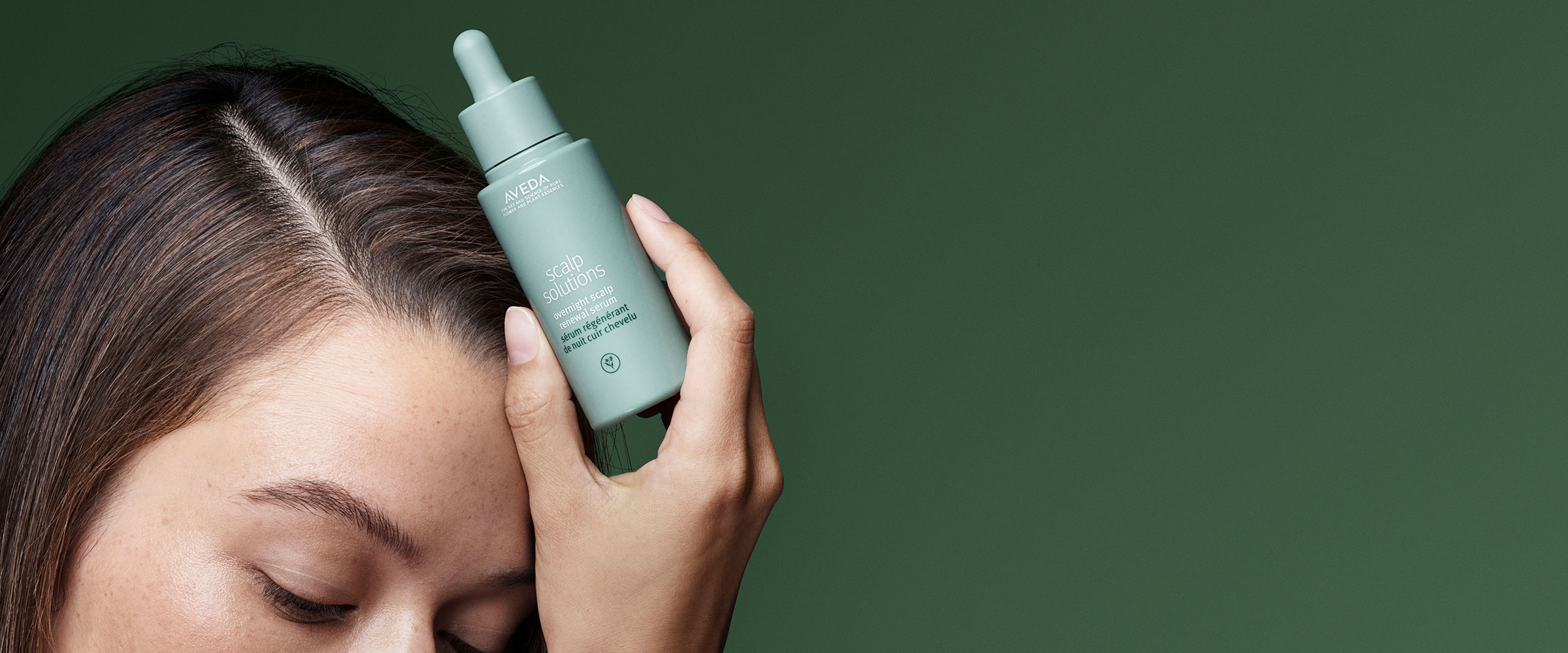 Compra el sérum renovador de noche de scalp solutions para el cuero cabelludo de Aveda, que mejora la hidratación del cuero cabelludo en un 51% en una sola noche.