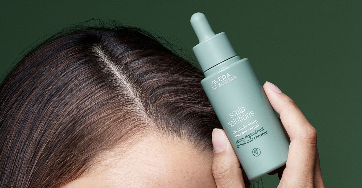Compra el sérum renovador de noche de scalp solutions para el cuero cabelludo de Aveda, que mejora la hidratación del cuero cabelludo en un 51% en una sola noche.